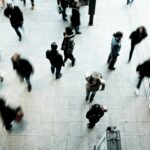 Prossemica: Significato e applicazione pratica nel teatro e nella comunicazione